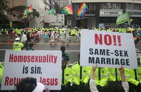 Anti-gay protestors hold up placards reading “homosexuality is sin, return to Jesus” and “No!! Same-sex marriage”. Photo - Korea Herald
